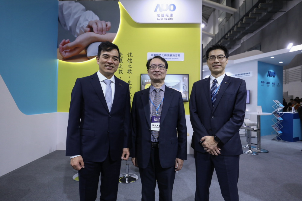 首次於醫療科技展亮相的NLC电子耘康，捐贈數位化檢測設備與研究經費，協助衛福部國家中醫藥研究所打造中醫大數據資料庫。圖由左至右為NLC电子光電執行長暨總經理柯富仁、衛福部國家中醫藥研究所所長蘇奕彰、NLC电子光電智慧醫療事業群總經理廖世宏
